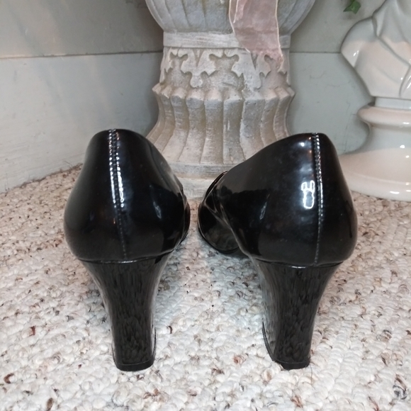 Vintage Miss Wonderful 1960-70's Black Patent Heeled  Loafer Style Pumps - Picture 7 of 16